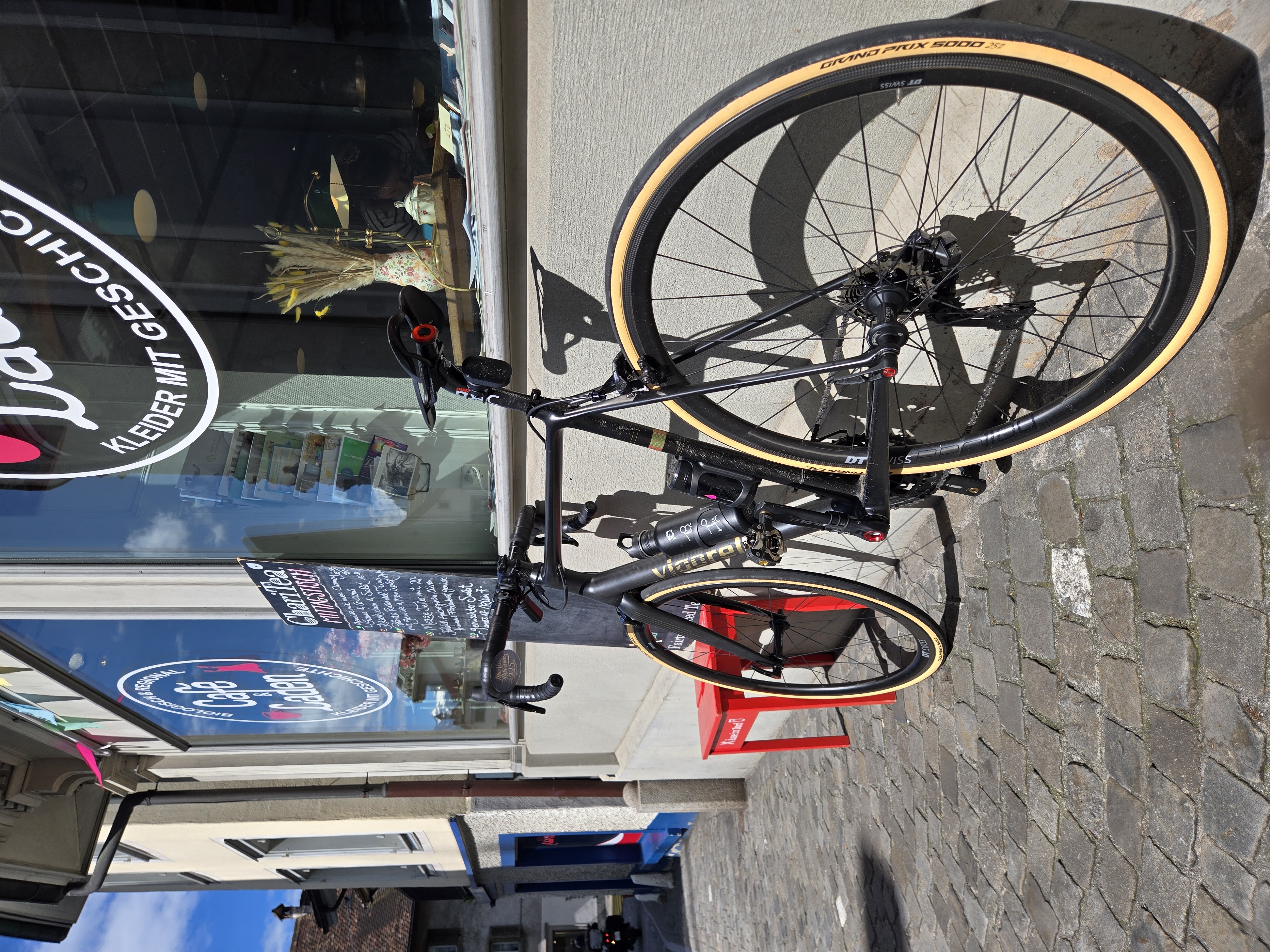 Das Rennvelo Freccia Nera mit den weisswand Pneus